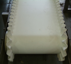 Photo of belt conveyor with corrugated sidewalls
